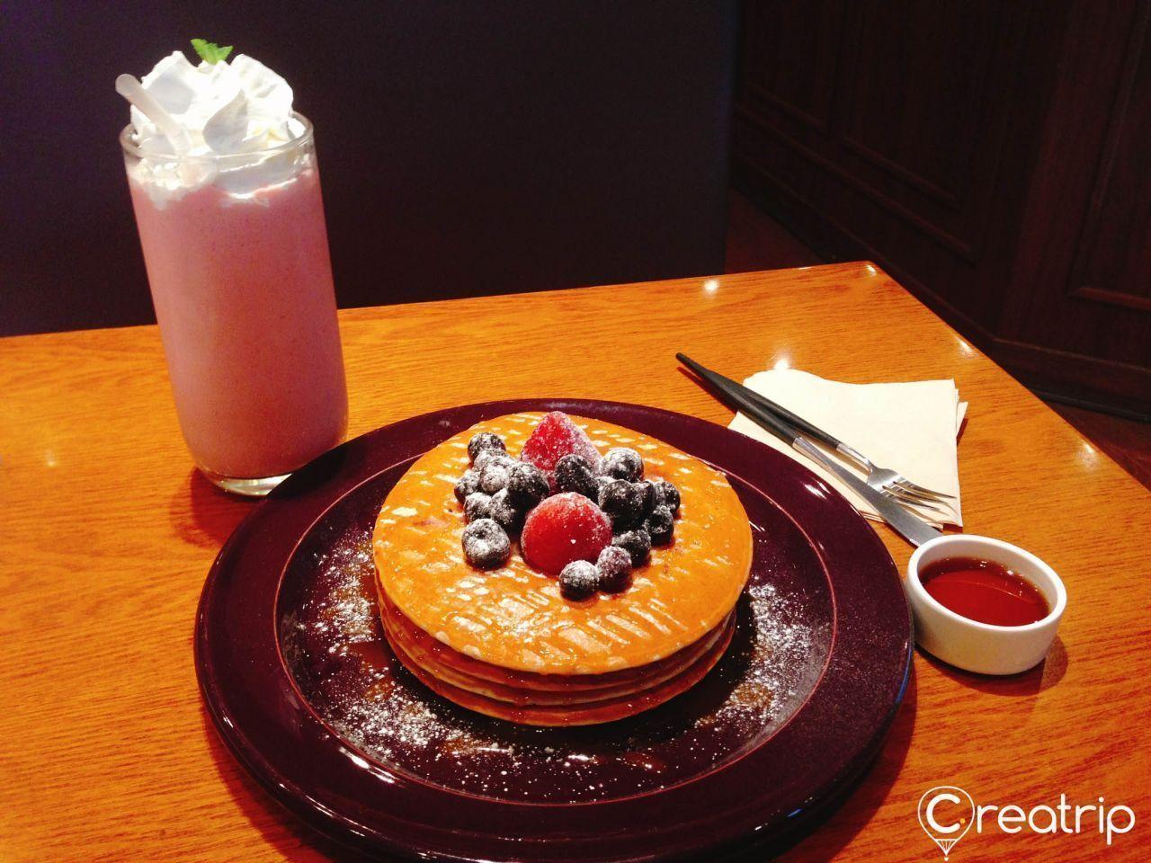 Nước sinh tố berry hồng và đĩa bánh pancake trái cây tại Cafe True Us.